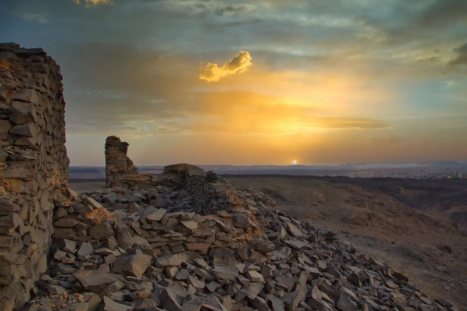 English Mountain: The Panoramic Heart of Bahariya